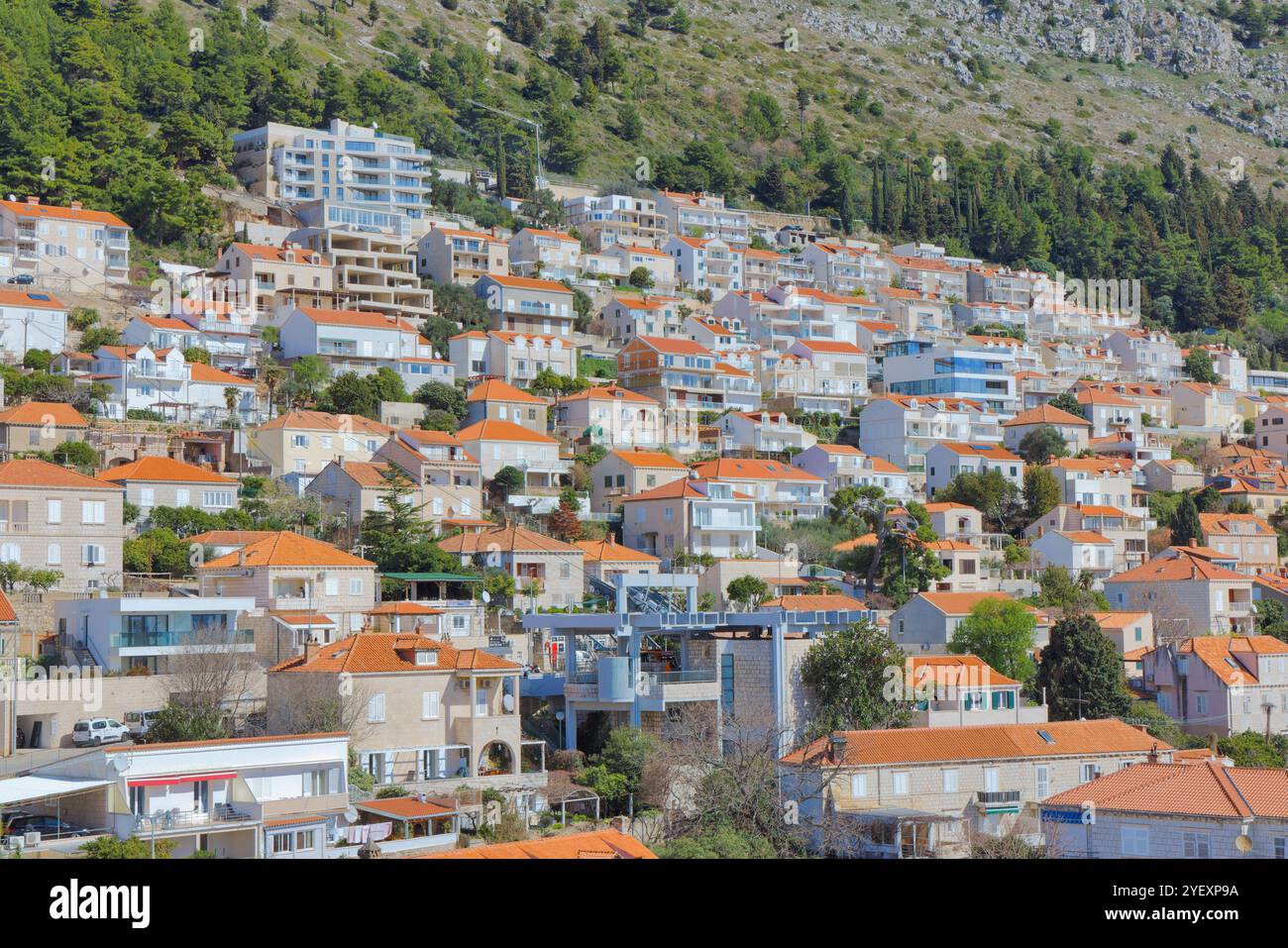 Vista della stazione base della funivia di Dubrovnik e della moderna area residenziale sotto il Monte Srdj. Foto Stock