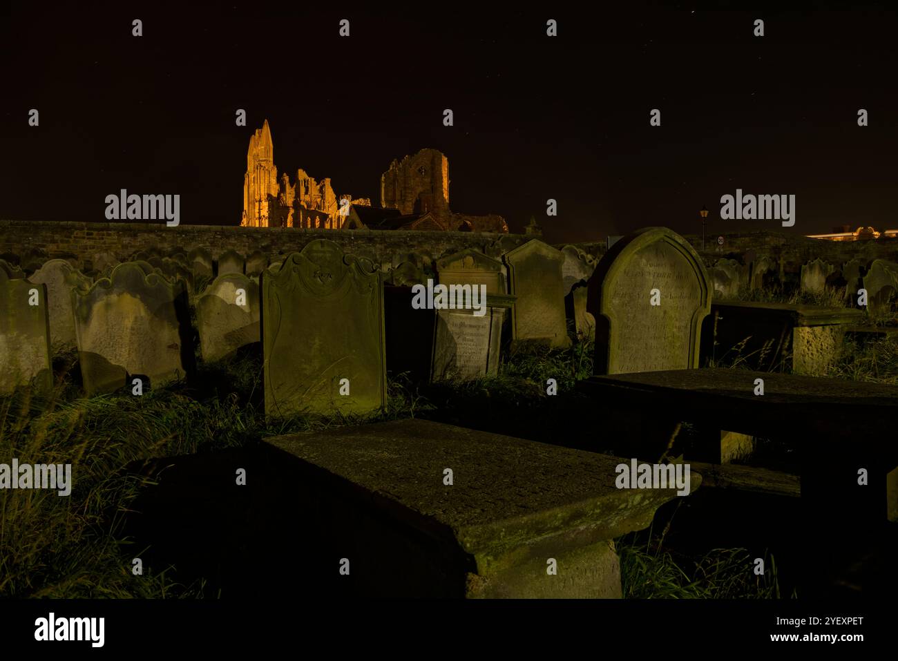 Le rovine di Whitby Abbey sono state inondate di luce, Yorkshire, Inghilterra. Foto Stock