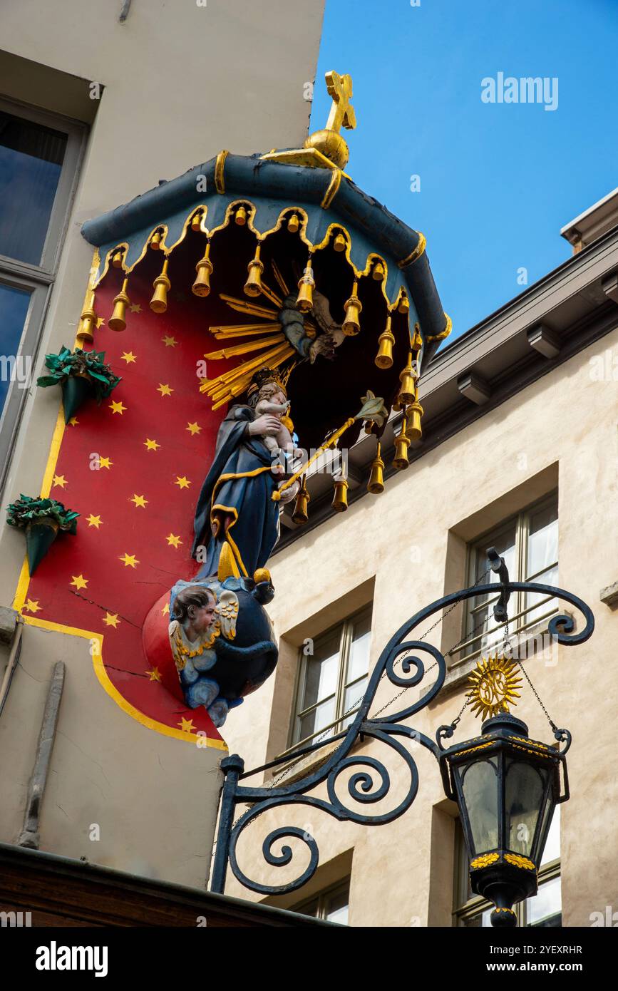 Statua ad angolo della Madonna ad Anversa, Belgio. Foto Stock