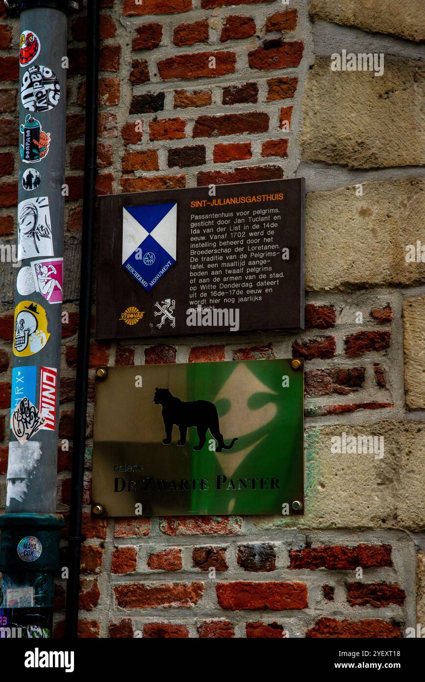 Segnaletica per il monumento al patrimonio immobile ad Anversa, Belgio. Foto Stock