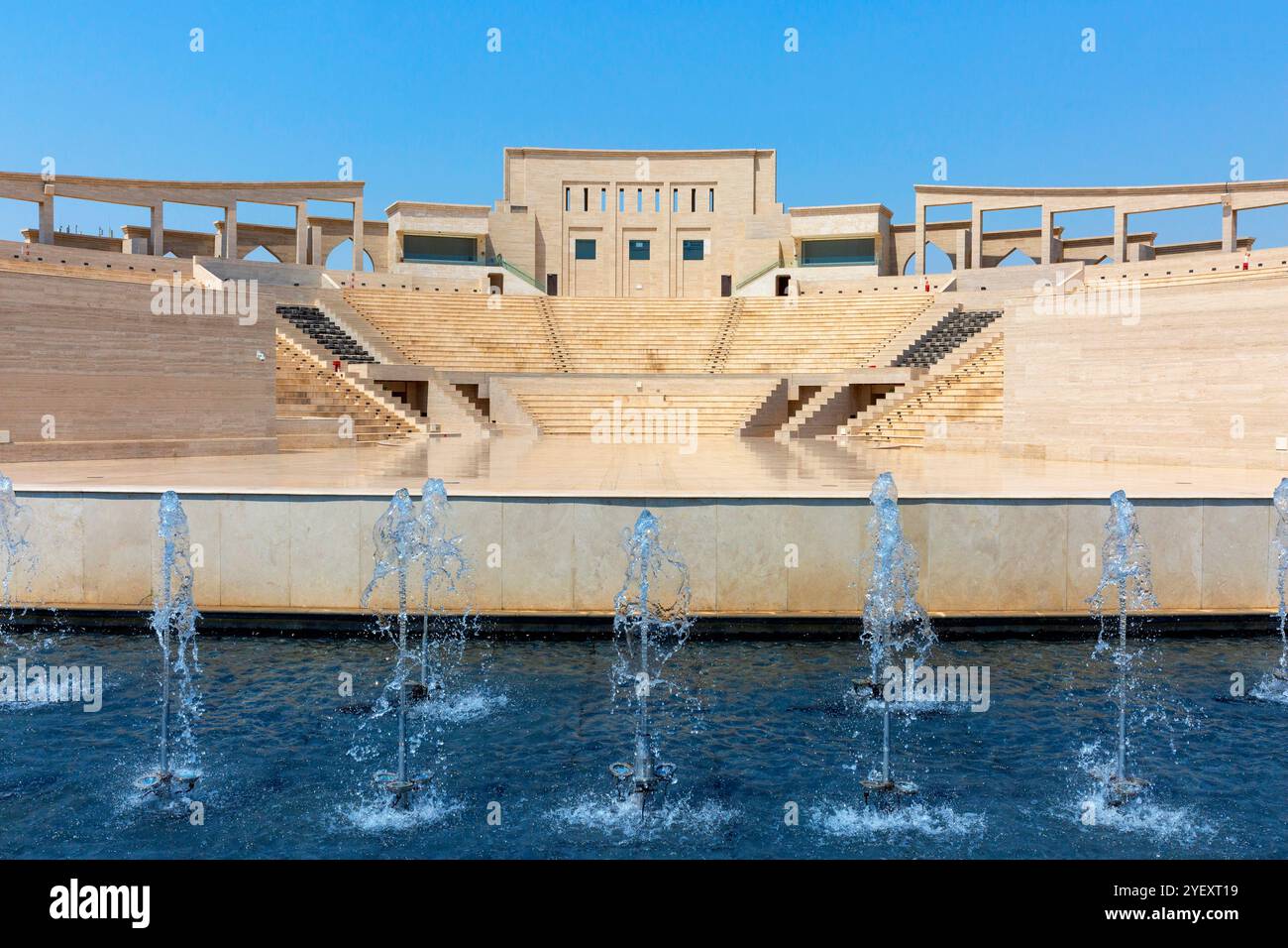 Fontane che spruzzano acqua nell'aria al teatro all'aperto del Katara Cultural Village di Doha, Qatar Foto Stock