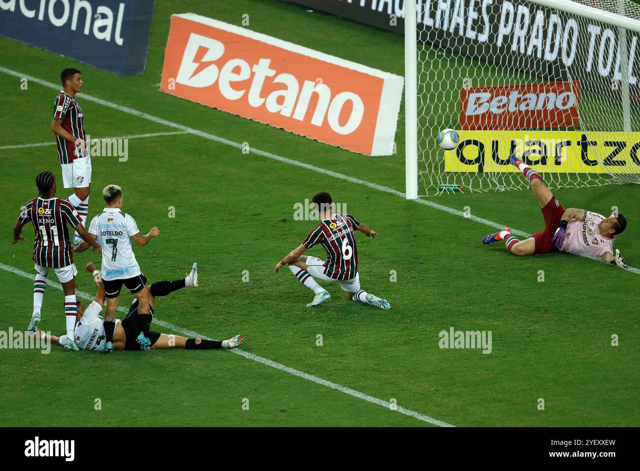 Rio de Janeiro, Brasile. 1 novembre 2024. Il portiere Fabio di Fluminense non salva il primo gol segnato da Martin Braithwaite di Gremio, durante la partita tra Fluminense e Gremio, per la serie A 2024 brasiliana, allo Stadio Maracana, a Rio de Janeiro il 1° novembre. Foto: Nadine Freitas/DiaEsportivo/Alamy Live News crediti: DiaEsportivo/Alamy Live News Foto Stock