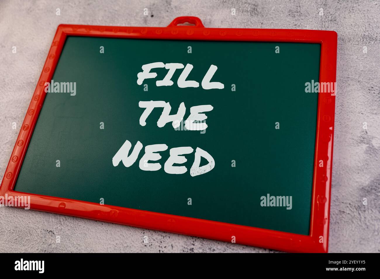 Il messaggio sulla lavagna ispira l'azione per affrontare un divario o soddisfare un requisito. Foto Stock