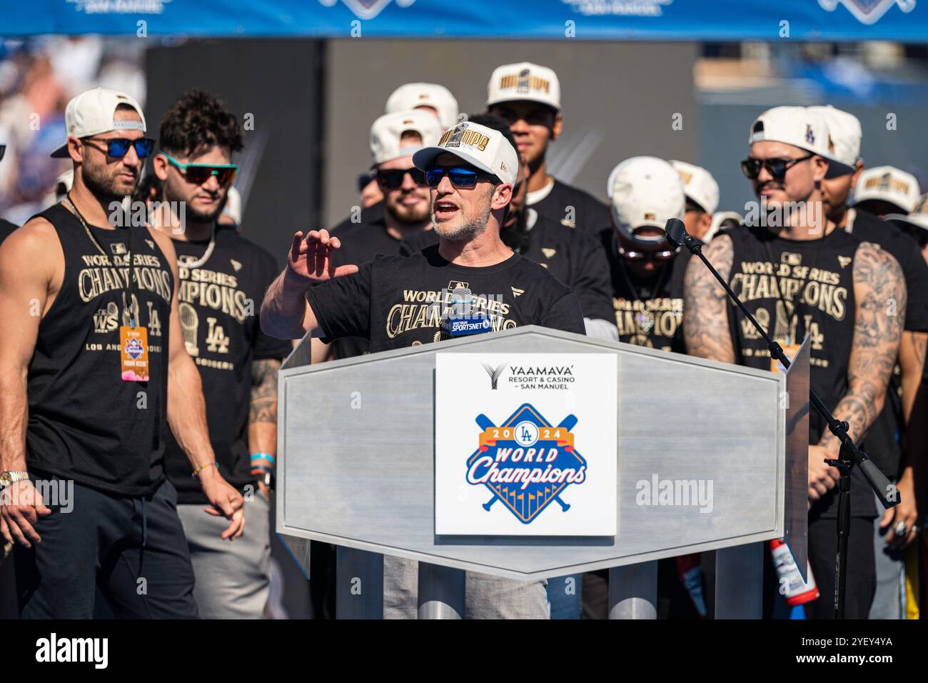 Andrew Friedman, presidente delle operazioni di baseball dei Los Angeles Dodgers, parla durante la celebrazione del campionato mondiale 2024 dei Los Angeles Dodgers, Foto Stock