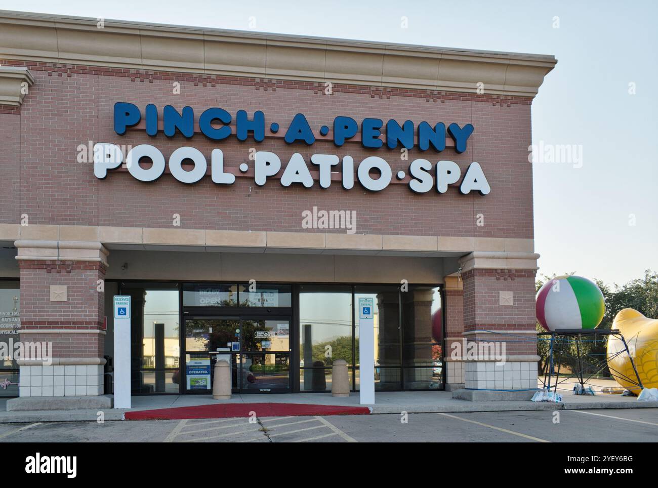Houston, Texas Stati Uniti d'America 08-11-2024: Pinch A Penny, negozio di articoli per la piscina esterna. Foto Stock