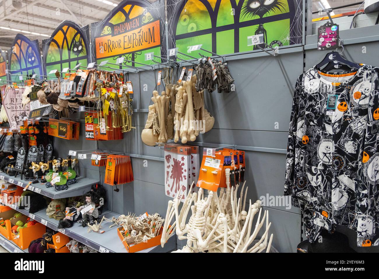Halloween 2024, supermercato Asda che vende merci, vestiti e ossa per halloween, abbigliamento elegante, Inghilterra, Regno Unito Foto Stock