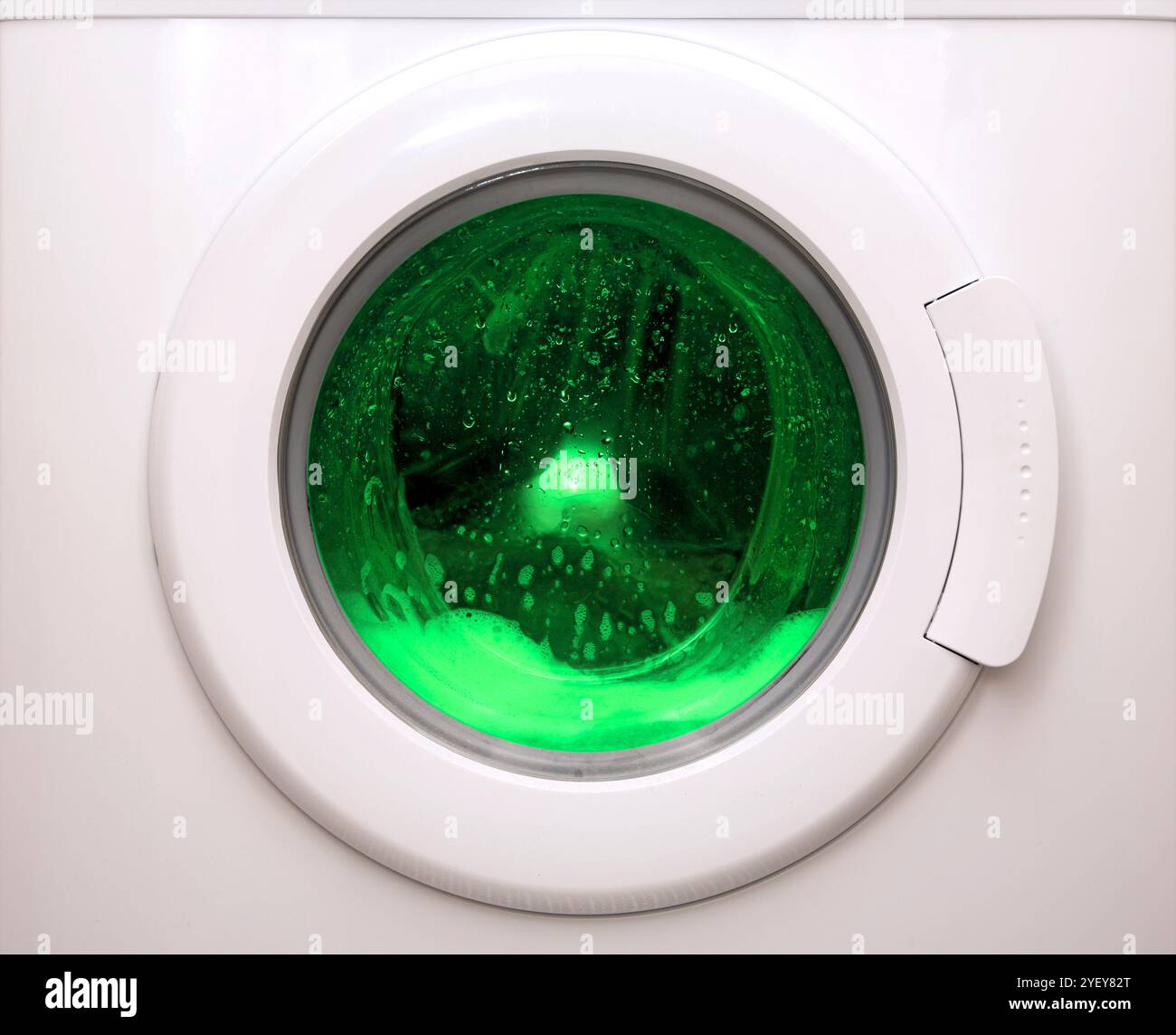 Greenwashing, immagine concettuale. Si tratta del processo di trasmissione di una falsa impressione o di informazioni fuorvianti sul modo in cui i prodotti di un'azienda sono sostenibili dal punto di vista ambientale. Foto Stock