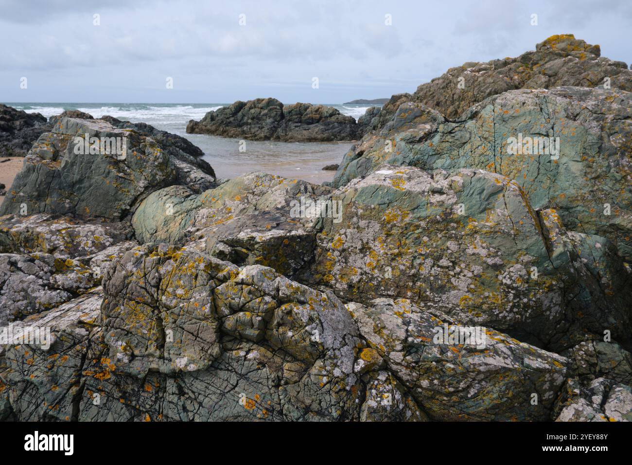 Cuscino basaltica formata di lava dal vulcanico sottomarino attività tra 500 e 600 milioni di anni fa. Fotografato a Newborough Sands, Anglesey, Galles, UK. Foto Stock