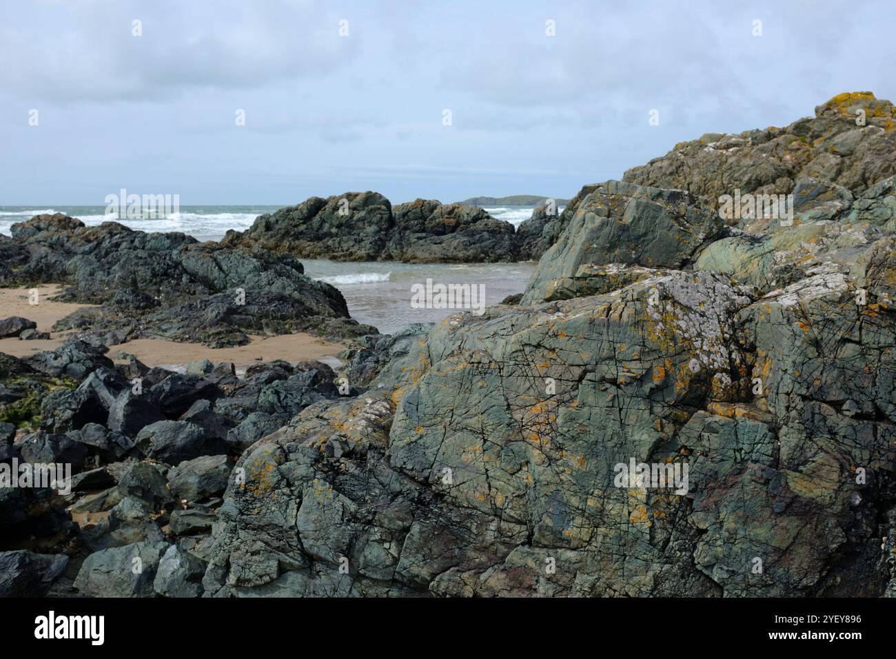 Cuscino basaltica formata di lava dal vulcanico sottomarino attività tra 500 e 600 milioni di anni fa. Fotografato a Newborough Sands, Anglesey, Galles, UK. Foto Stock