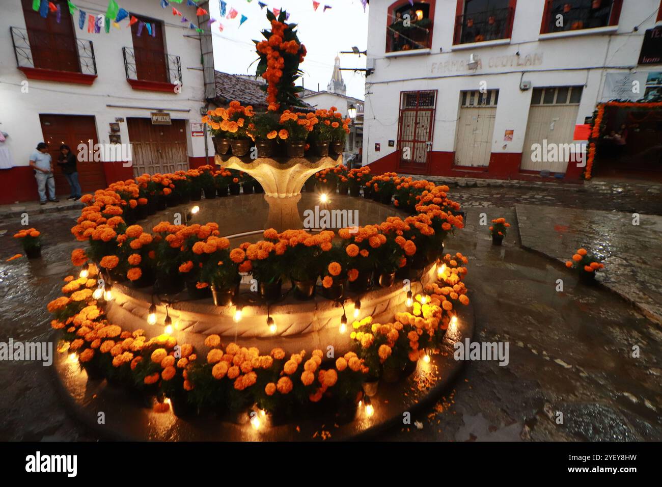 Cuetzalan De Progreso, Messico. 1 novembre 2024. Le ofrendas tradizionali sono viste nei luoghi pubblici del comune di Cuetzalan del Progreso, dove sono decorate con fiori cempasuchil, incenso e cibo messicano. Il 1° novembre 2024 a Cuetzalan, Messico. (Foto di Carlos Santiago/ credito: Eyepix Group/Alamy Live News Foto Stock