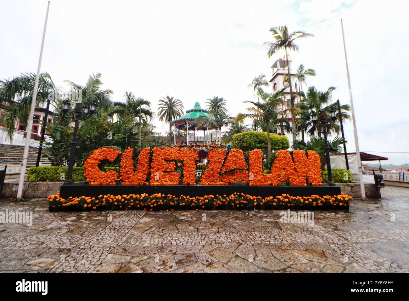 Cuetzalan De Progreso, Messico. 1 novembre 2024. Le ofrendas tradizionali sono viste nei luoghi pubblici del comune di Cuetzalan del Progreso, dove sono decorate con fiori cempasuchil, incenso e cibo messicano. Il 1° novembre 2024 a Cuetzalan, Messico. (Foto di Carlos Santiago/ credito: Eyepix Group/Alamy Live News Foto Stock