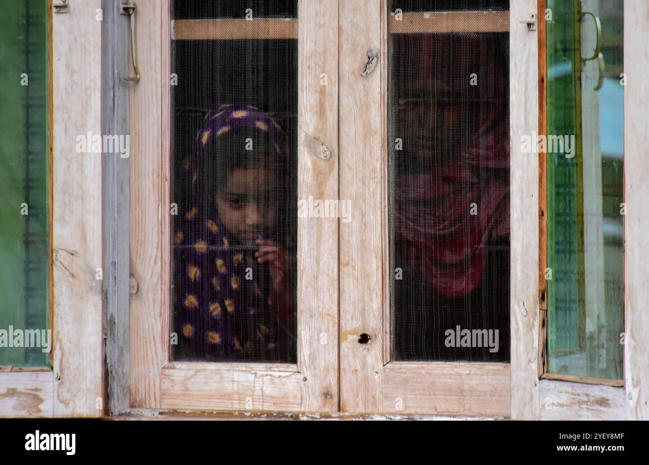 Un gran numero di persone assiste al funerale del presunto militante Shakir Hassan Dar nel villaggio di Rathsuna nel distretto di Tral nel Kashmir amministrato dall'India il 27 novembre 2018. Dar, che si dice appartenga al gruppo militante di Ansar Ghazwat-ul-Hind, è stato ucciso in uno scontro a fuoco con le forze indiane nell'area di Reshipora a Tral. Lo scontro a fuoco a Tral seguì dopo che le forze indiane avevano cordonato un'area per confrontarsi con i militanti che si credevano fossero in essa. Due militanti del gruppo Lashker-e-Taiba sono stati uccisi nell'incontro Foto Stock