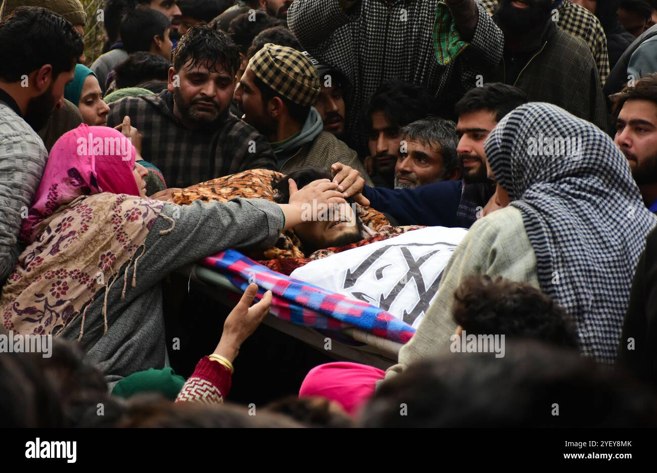 Un gran numero di persone assiste al funerale del presunto militante Shakir Hassan Dar nel villaggio di Rathsuna nel distretto di Tral nel Kashmir amministrato dall'India il 27 novembre 2018. Dar, che si dice appartenga al gruppo militante di Ansar Ghazwat-ul-Hind, è stato ucciso in uno scontro a fuoco con le forze indiane nell'area di Reshipora a Tral. Lo scontro a fuoco a Tral seguì dopo che le forze indiane avevano cordonato un'area per confrontarsi con i militanti che si credevano fossero in essa. Due militanti del gruppo Lashker-e-Taiba sono stati uccisi nell'incontro Foto Stock