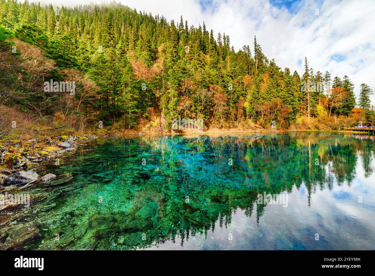 Vista della piscina a cinque colori (il laghetto colorato) Foto Stock