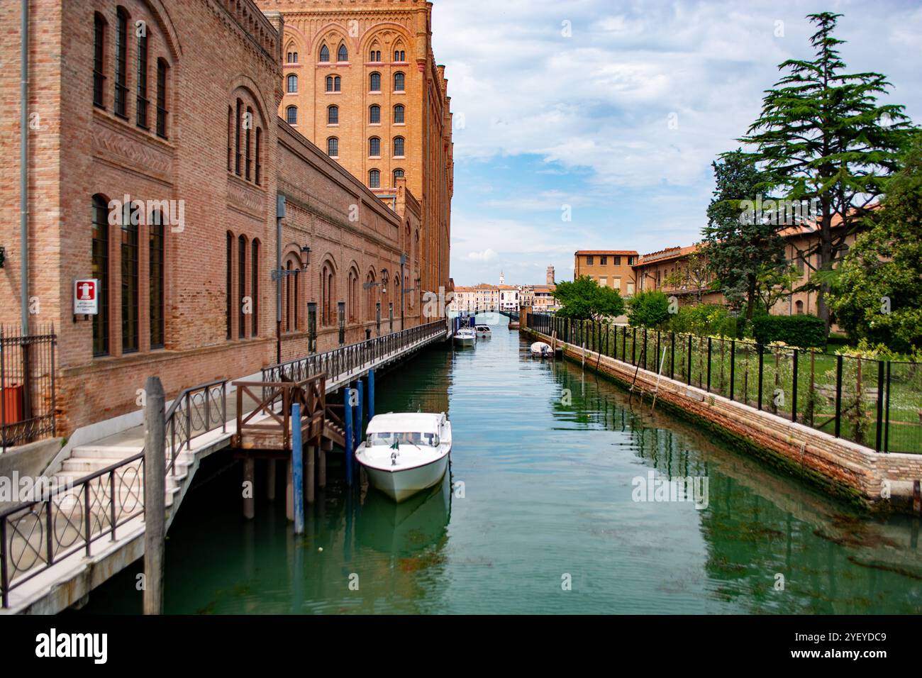 Scopri la magia di Venezia passeggiando attraverso la sua intricata rete di vicoli, ciascuno immerso nella storia e nel carattere Foto Stock
