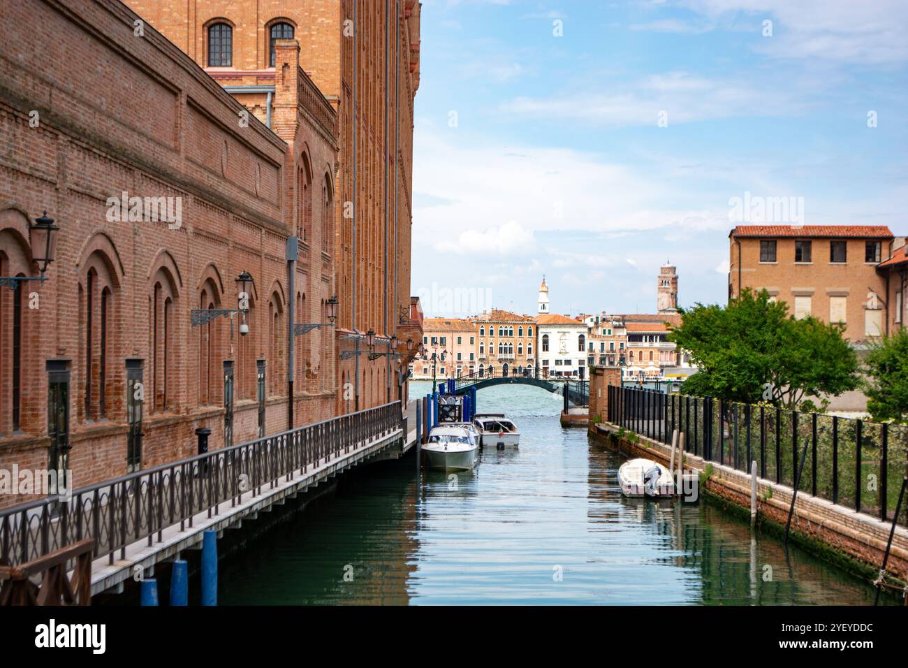 Scopri la magia di Venezia passeggiando attraverso la sua intricata rete di vicoli, ciascuno immerso nella storia e nel carattere Foto Stock