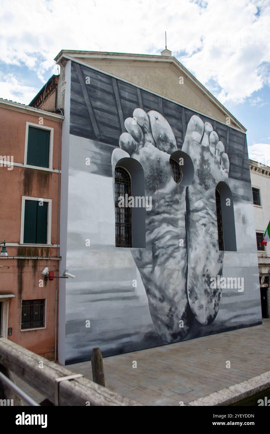 Scopri la magia di Venezia passeggiando attraverso la sua intricata rete di vicoli, ciascuno immerso nella storia e nel carattere Foto Stock