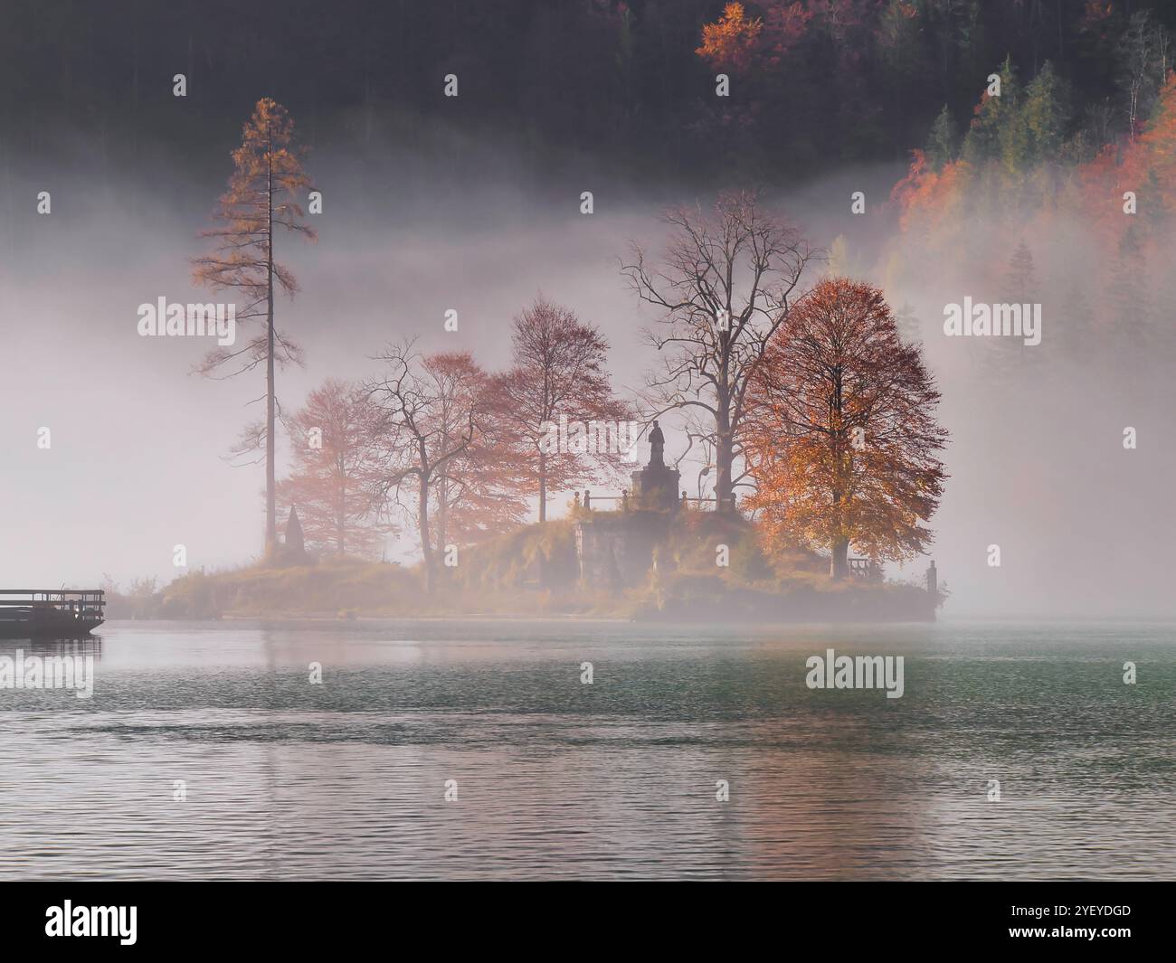 Mattina Foggy sul lago Köngisee Foto Stock