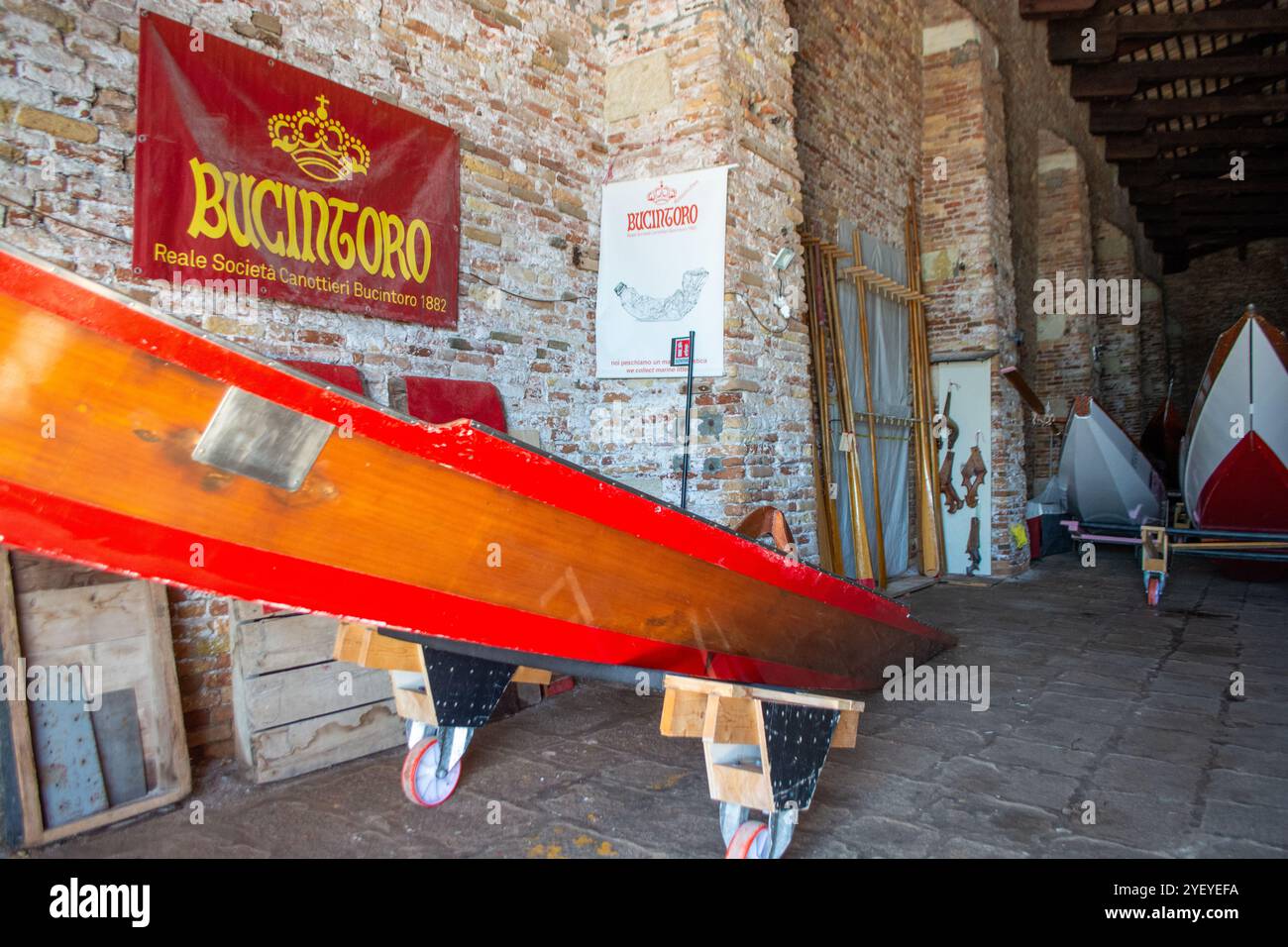 VENEZIA, ITALIA - 11 APRILE 2023: Una vista unica di un deposito e di un'officina di riparazione delle cabinovie, accanto a un garage per barche e al bacino di carenaggio. Foto Stock