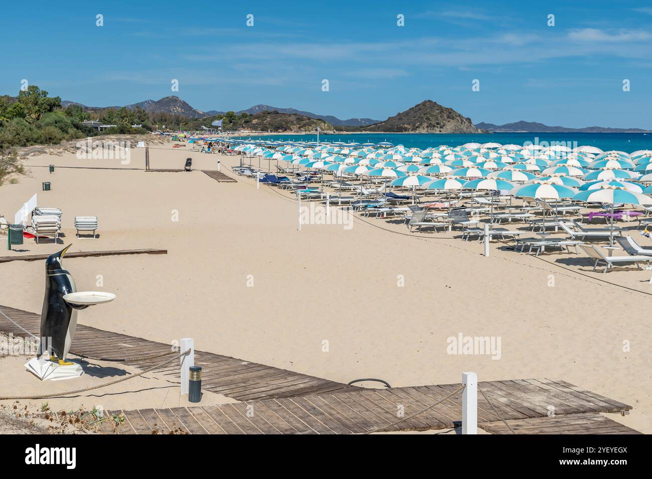 La spiaggia bianca di Cala Sinzias, Sardegna, Italia, in una giornata di sole Foto Stock