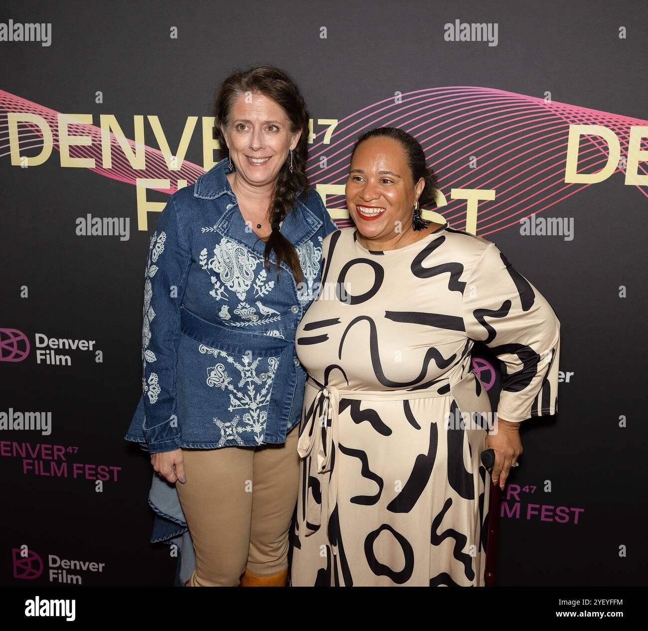 2 novembre 2024, Denver, Colorado, USA: Regista TS BOTKIN e Episode produttore dei film Renegades posa per le foto durante l'evento Night Red Capet di apertura all'Holiday Theater venerdì sera. (Credit Image: © Hector Acevedo/ZUMA Press Wire) SOLO PER USO EDITORIALE! Non per USO commerciale! Foto Stock
