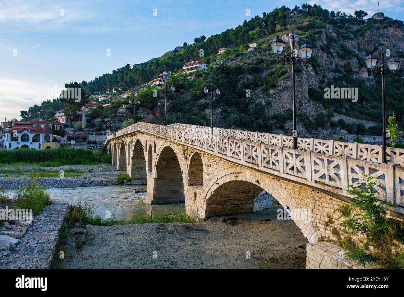 Ponte Gorica a Berat, Albania, patrimonio dell'umanità dell'UNESCO. Questa passerella ottomana sul fiume Osum collega i quartieri di Gorica e Mangalem Foto Stock