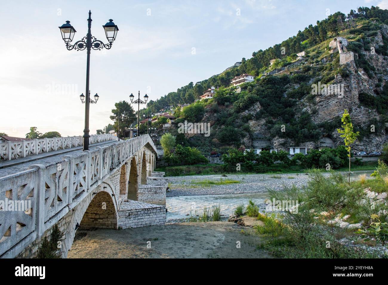 Ponte Gorica a Berat, Albania, patrimonio dell'umanità dell'UNESCO. Questa passerella ottomana sul fiume Osum collega i quartieri di Gorica e Mangalem Foto Stock