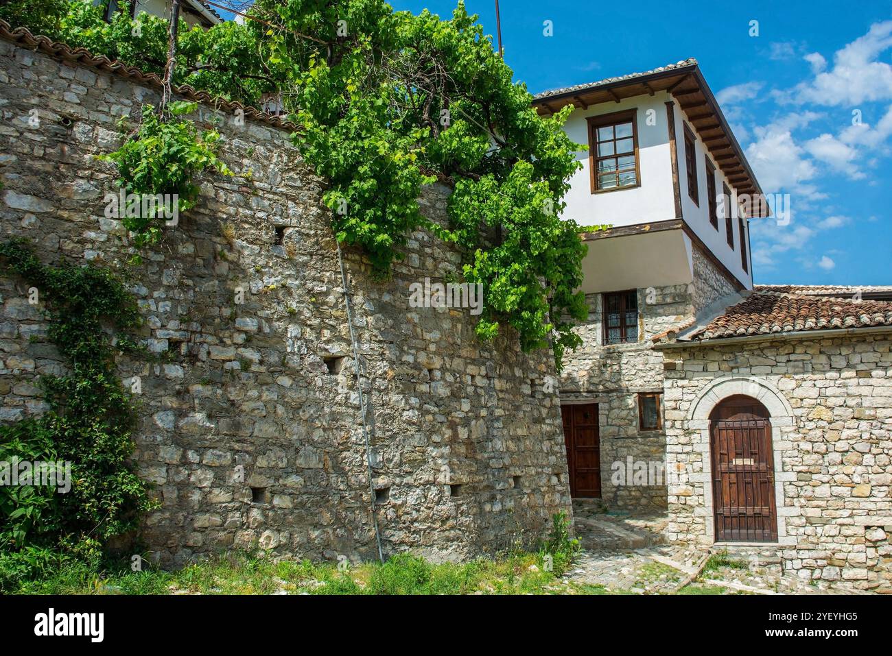 Case storiche in pietra nel quartiere Mangalem di Berat in Albania. Berat è un sito patrimonio dell'umanità dell'UNESCO, conosciuta come città dalle mille finestre. Foto Stock