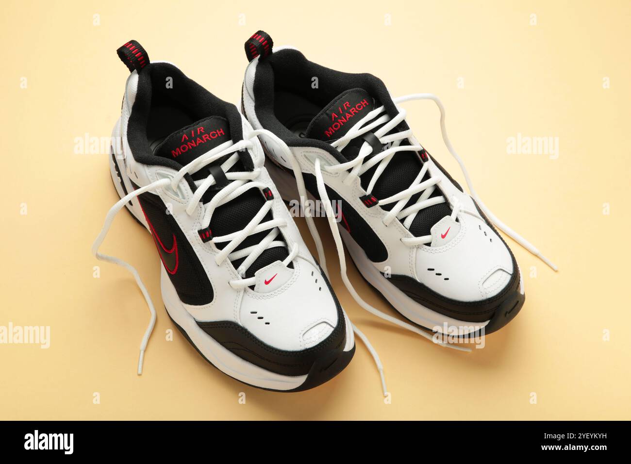 Mykolaiv, UCRAINA - luglio 2024. NIKE AIR MONARCH. Scarpe sportive da donna su sfondo beige. Foto Stock