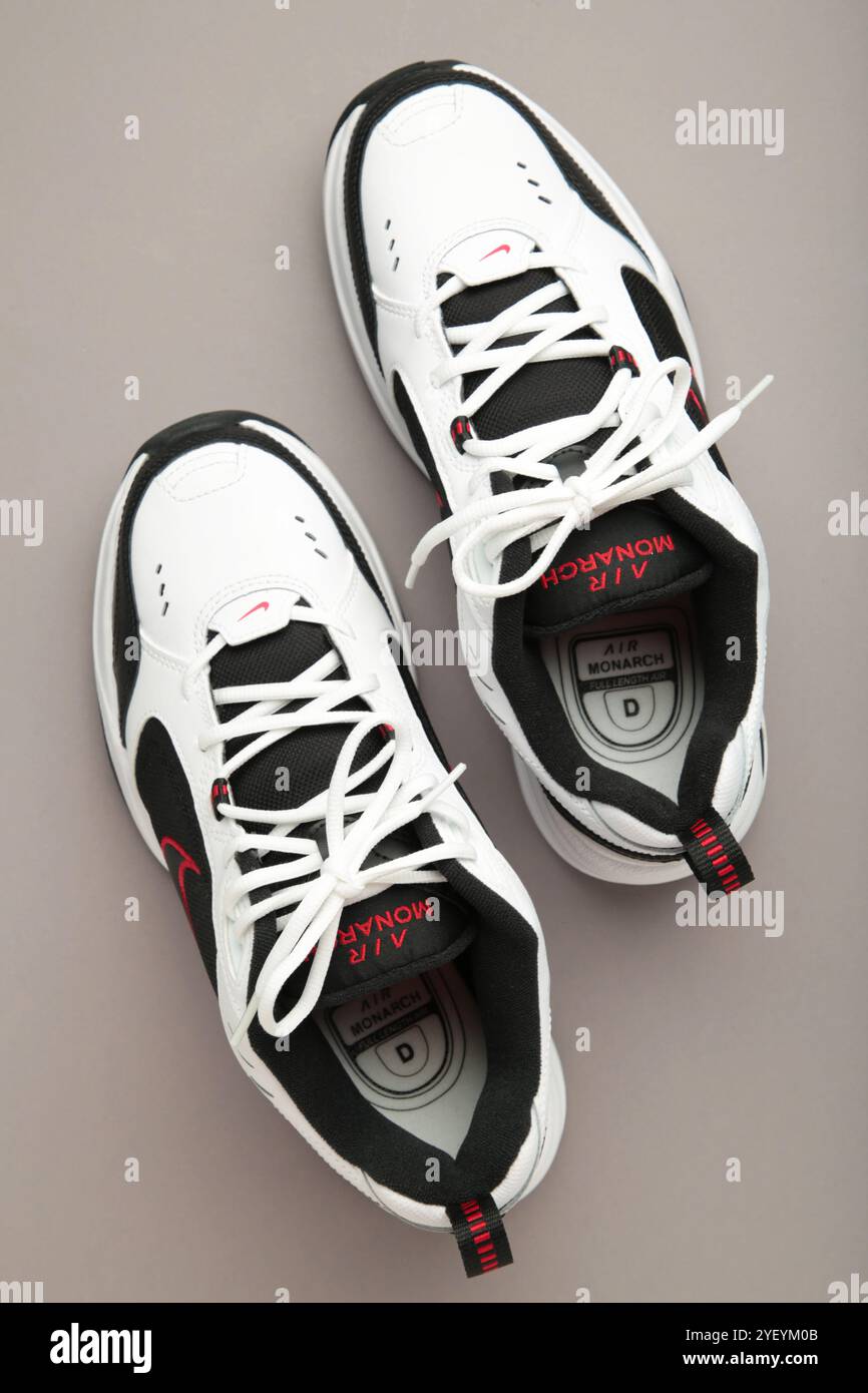 Mykolaiv, UCRAINA - luglio 2024. NIKE AIR MONARCH. Scarpe sportive da donna su sfondo grigio. Foto Stock
