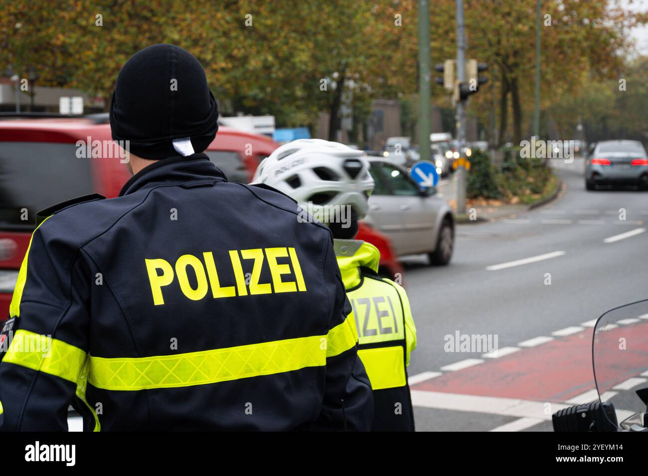 Landkreis Osnabrück, Deutschland 01. Novembre 2024: Im Bild: Ein Polizist und eine Polizistin stehen mit dem Schriftzug Polizei auf ihrer Dienstkleidung an einer befahren Straße. Niedersachsen *** Distretto di Osnabrück, Germania 01 novembre 2024 nella foto Un poliziotto e una poliziotta stanno su una strada trafficata nella bassa Sassonia con le parole Polizei sulle loro uniformi Copyright: XFotostandx/xKippx Foto Stock