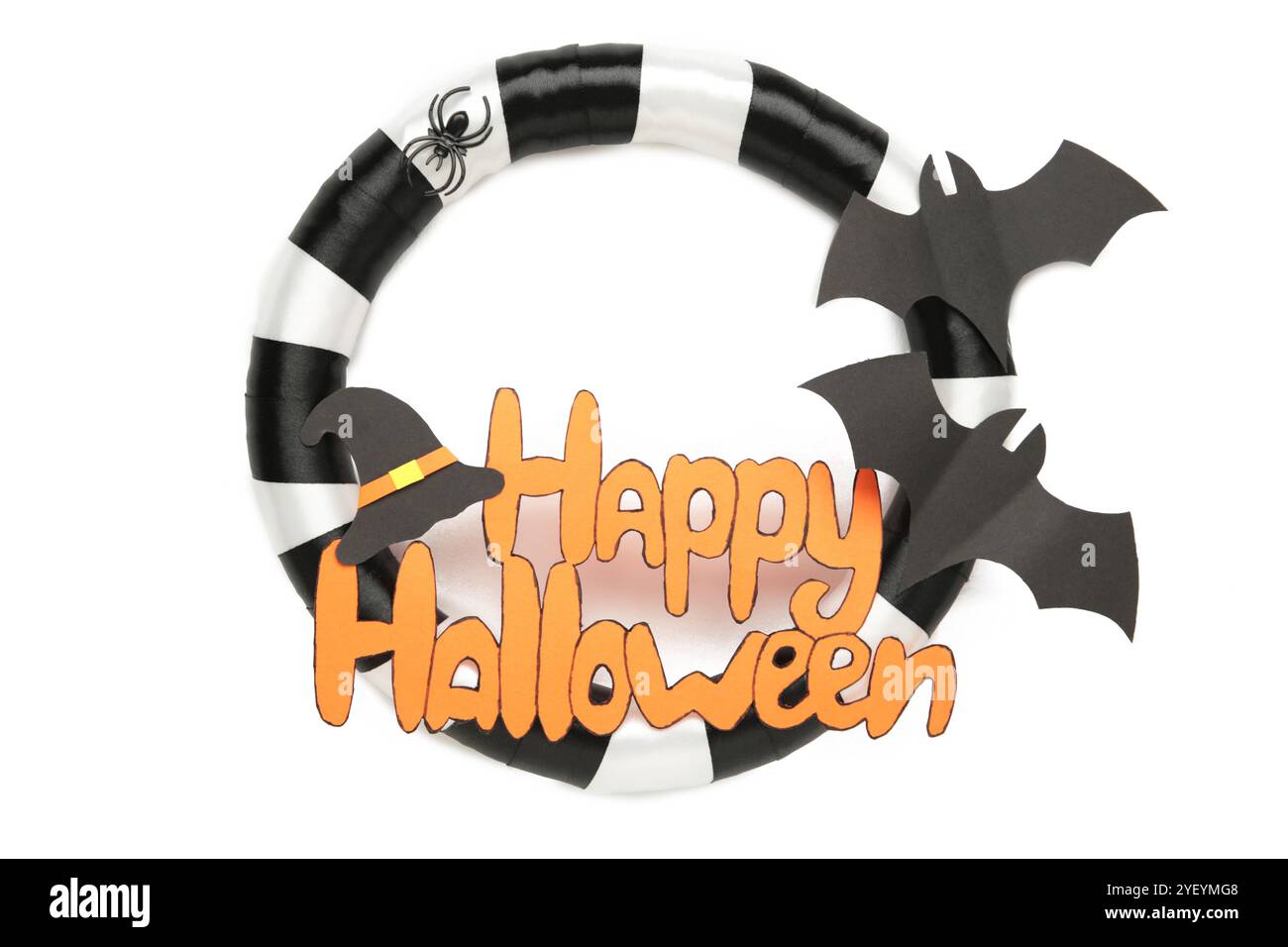 Corona di Halloween isolata su sfondo bianco. Decorazioni per il giorno del Ringraziamento. Vista dall'alto Foto Stock