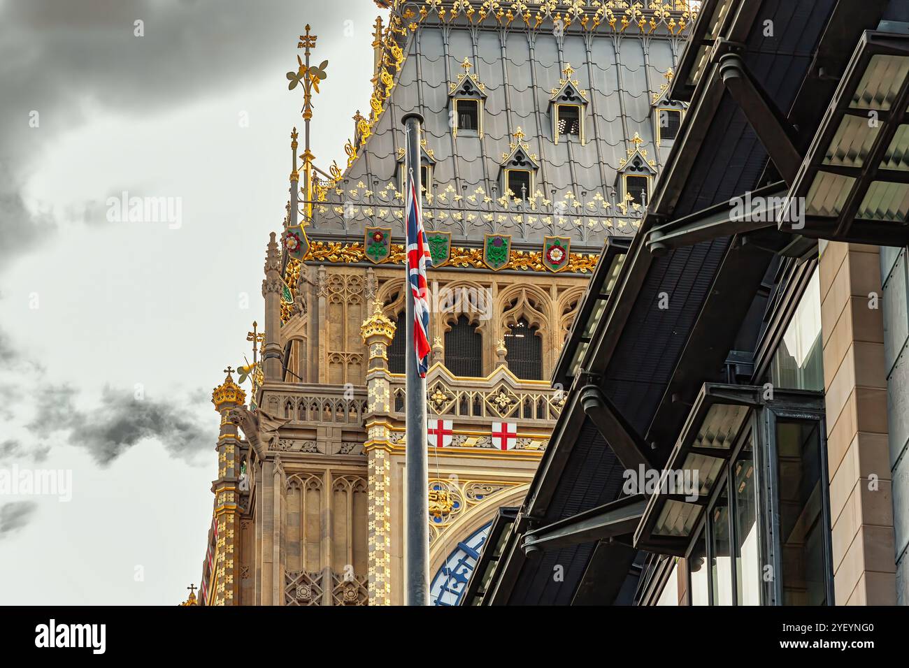 Dettaglio dei dettagli dorati e neo-gotici della famosa torre dell'orologio chiamata Big Ben. Londra, Inghilterra, Europa Foto Stock
