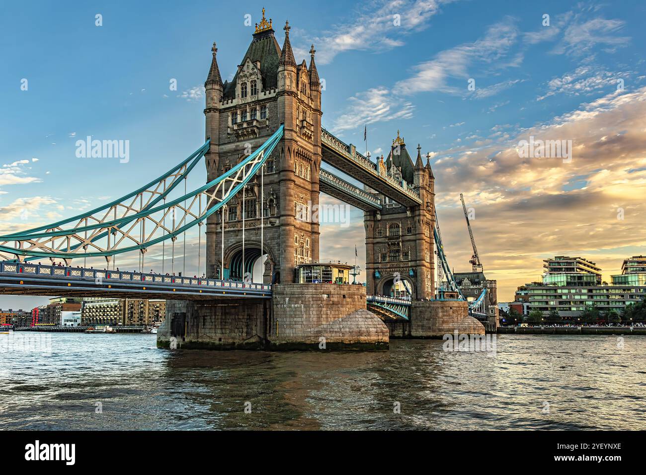 Il Tower Bridge, simbolo del ponte simbolo della City di Londra, collega i quartieri di Southwark e Tower Hamlets, vicino alla Torre di Londra. Inghilterra Foto Stock