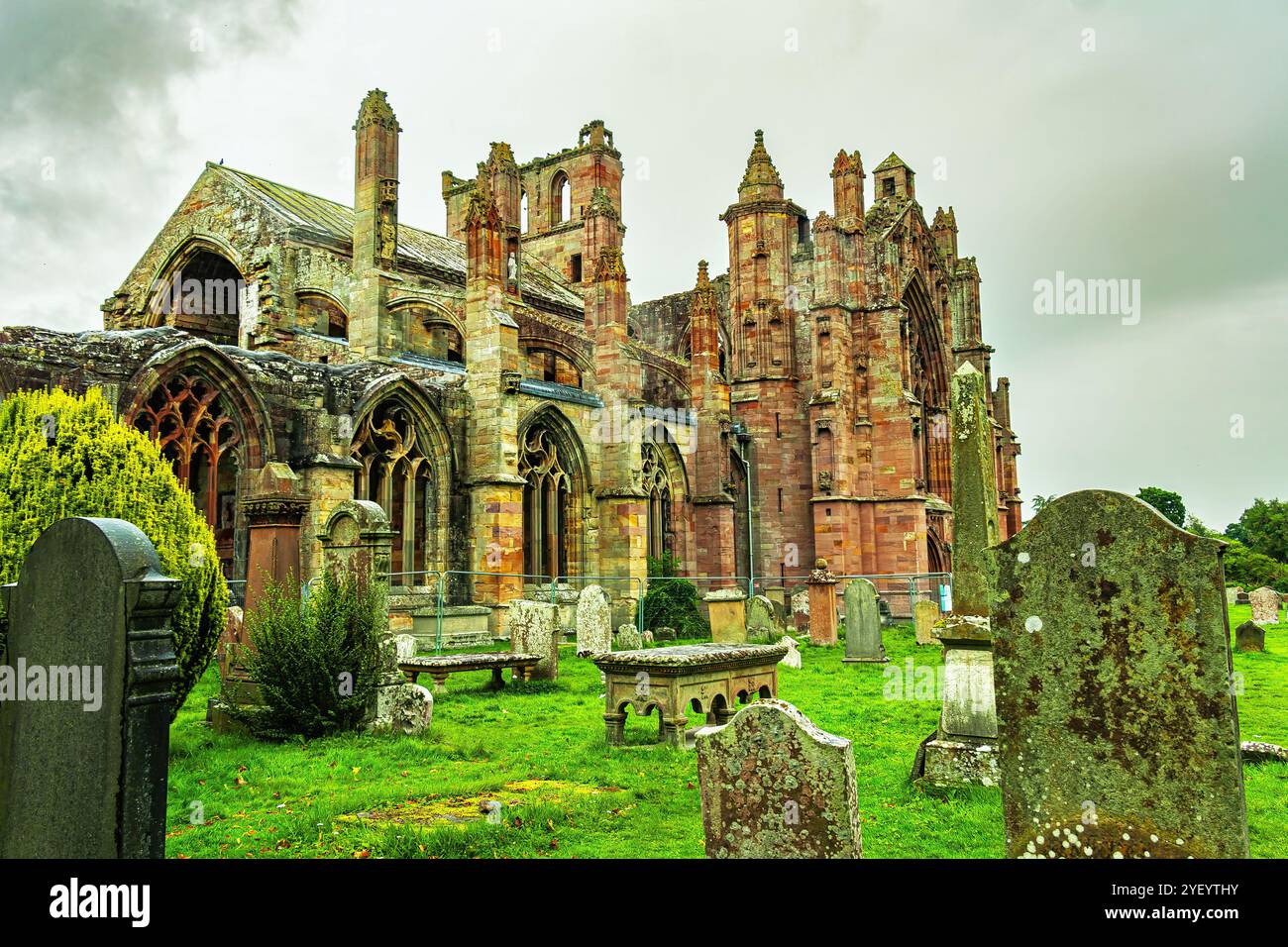 Rovine medievali del monastero cistercense in Scozia su richiesta del re Davide i di Scozia. Melrose, Scozia, Europa Foto Stock