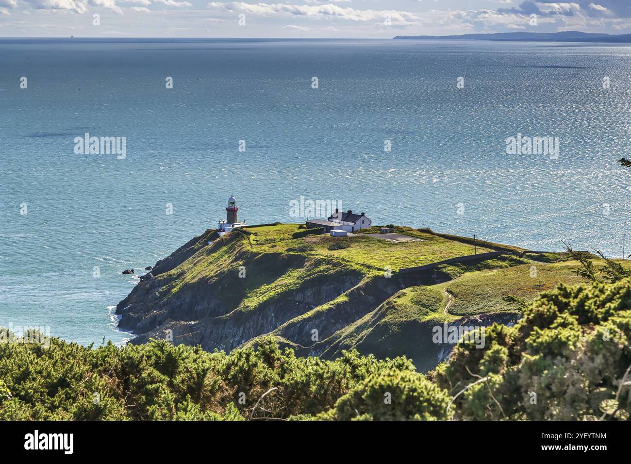 Il faro di Baily è un faro situato nella parte sud-orientale di Howth Head nella contea di Dublino, Irlanda, Europa Foto Stock