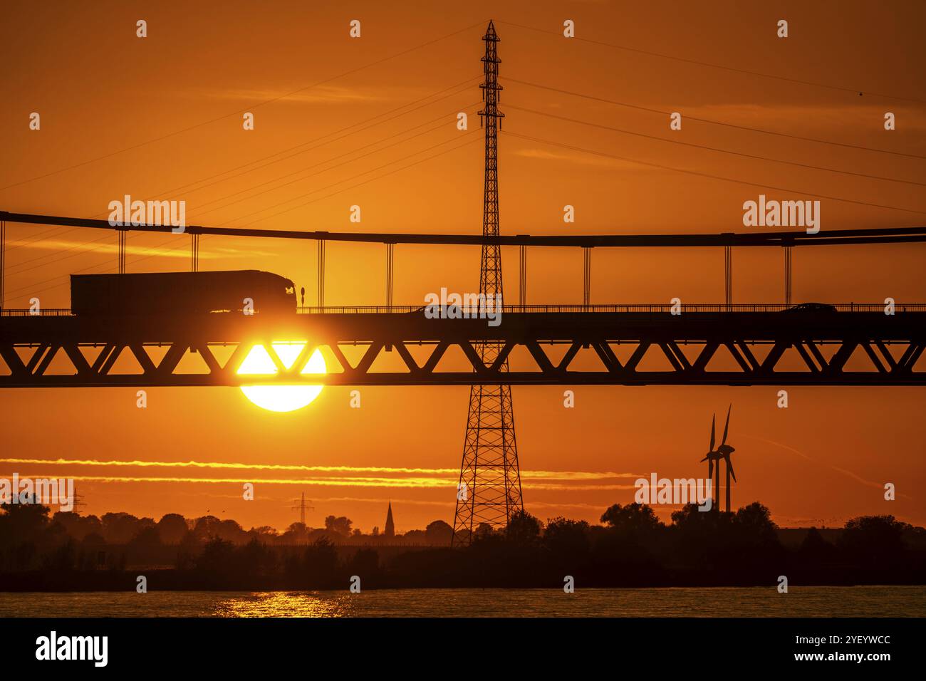 Traffico sul ponte sul Reno Emmerich, strada federale B220, luce serale, con 803 m il ponte sospeso più lungo della Germania poco davanti al Du Foto Stock