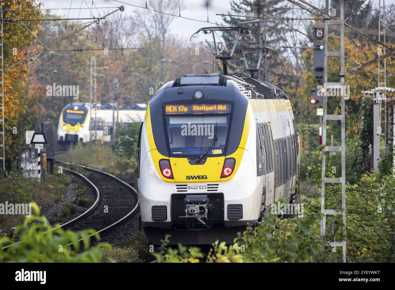 MetropolExpress MEX17a tra Stoccarda e Pforzheim. Treno regionale del marchio di mobilità bwegt che viaggia su binario aperto nella zona di Nordbahnhof in Foto Stock