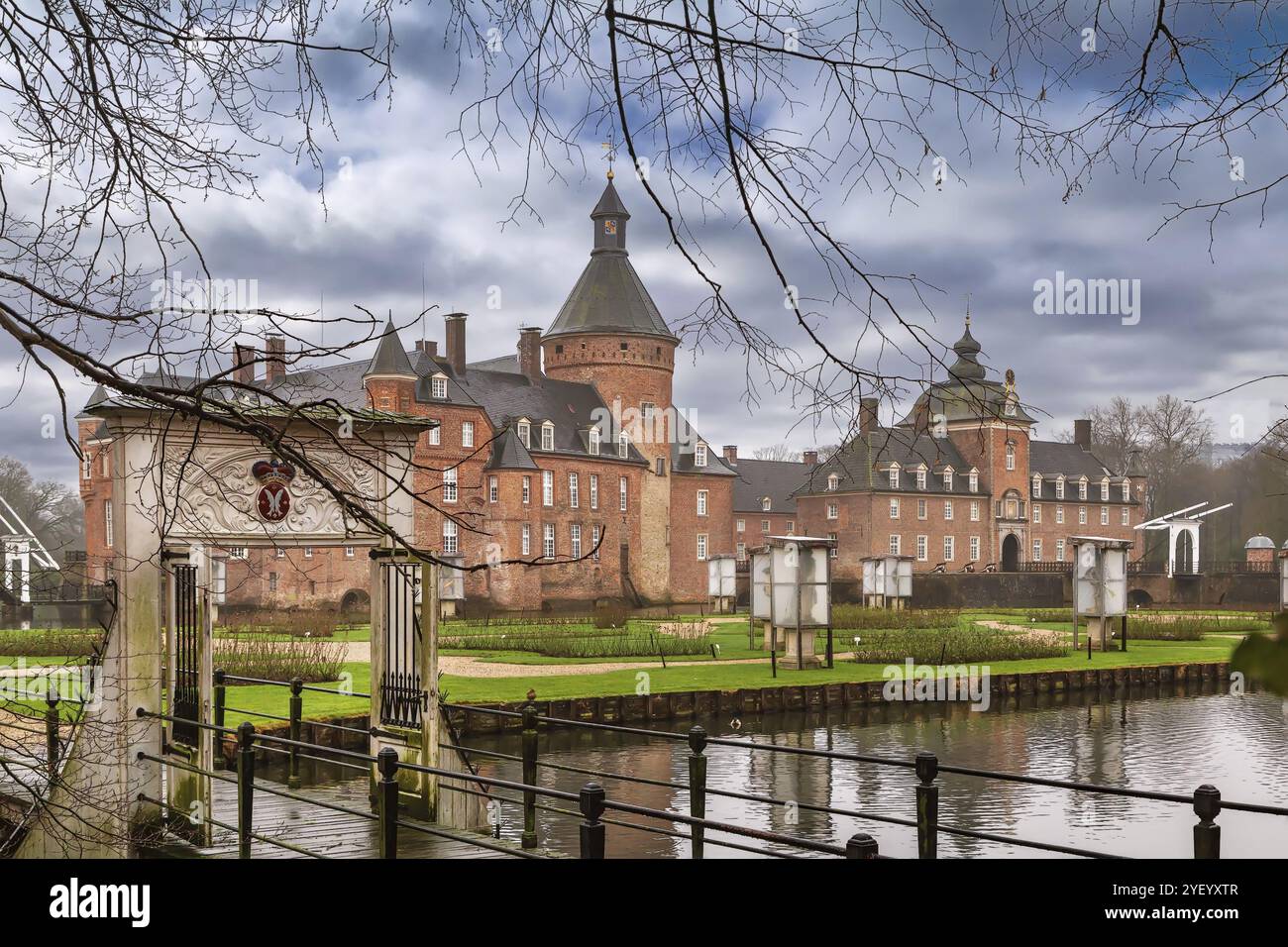 Il castello di Anholt è uno dei più grandi castelli d'acqua del Munsterland, in Germania, in Europa Foto Stock