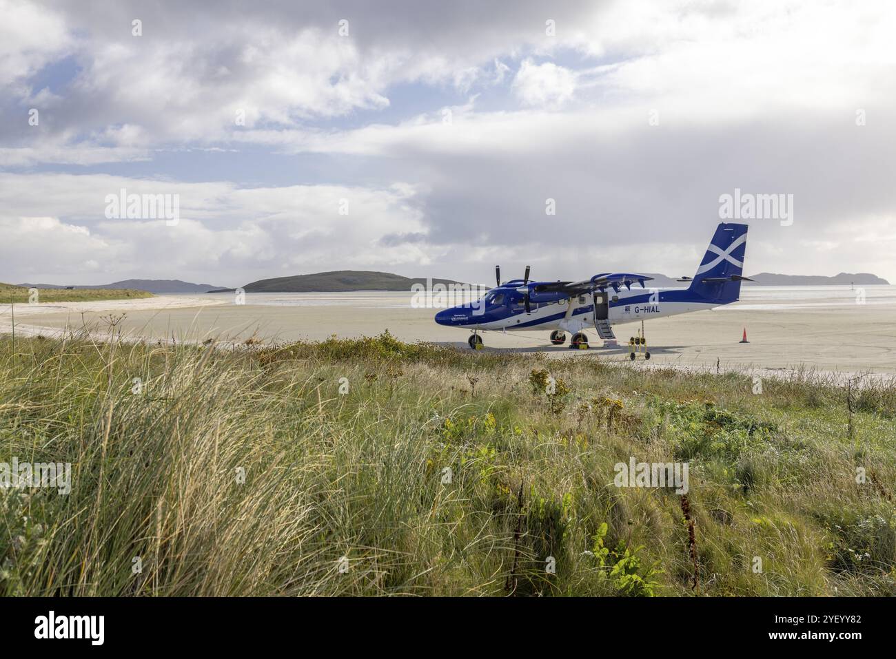 Loganair DHC6 Twin Otter on the Sandy Beach, barra airfield, Outer Ebrides, Scozia, Regno Unito, Europa Foto Stock