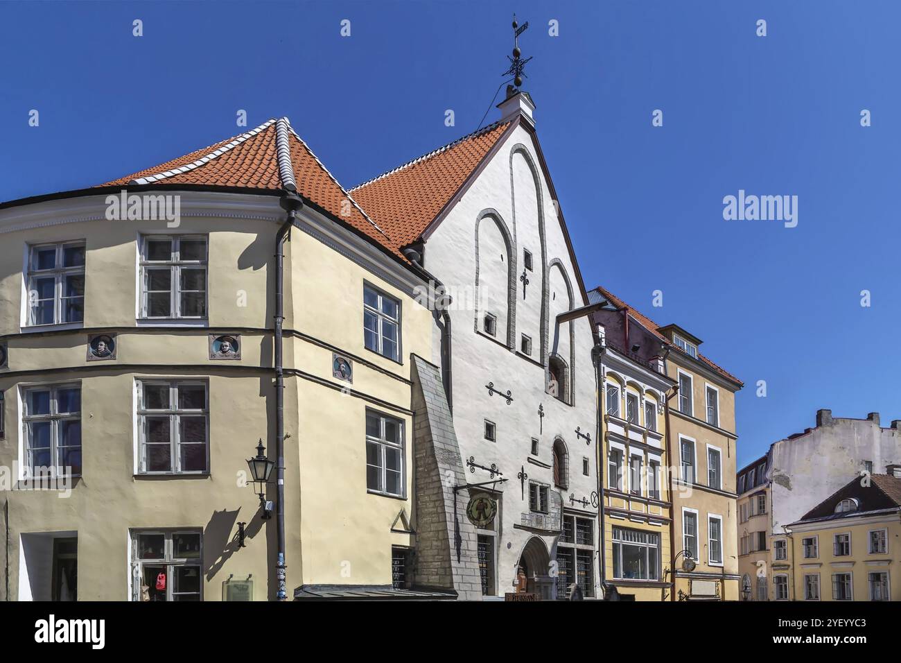 Strada con case storiche nel centro storico di Tallinn, Estonia, Europa Foto Stock