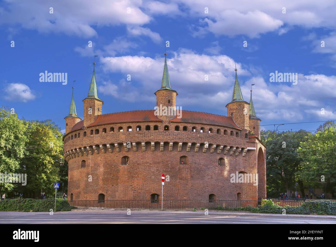 Cracovia Barbican è una porta storica che conduce alla città vecchia di Cracovia, Polonia, Europa Foto Stock