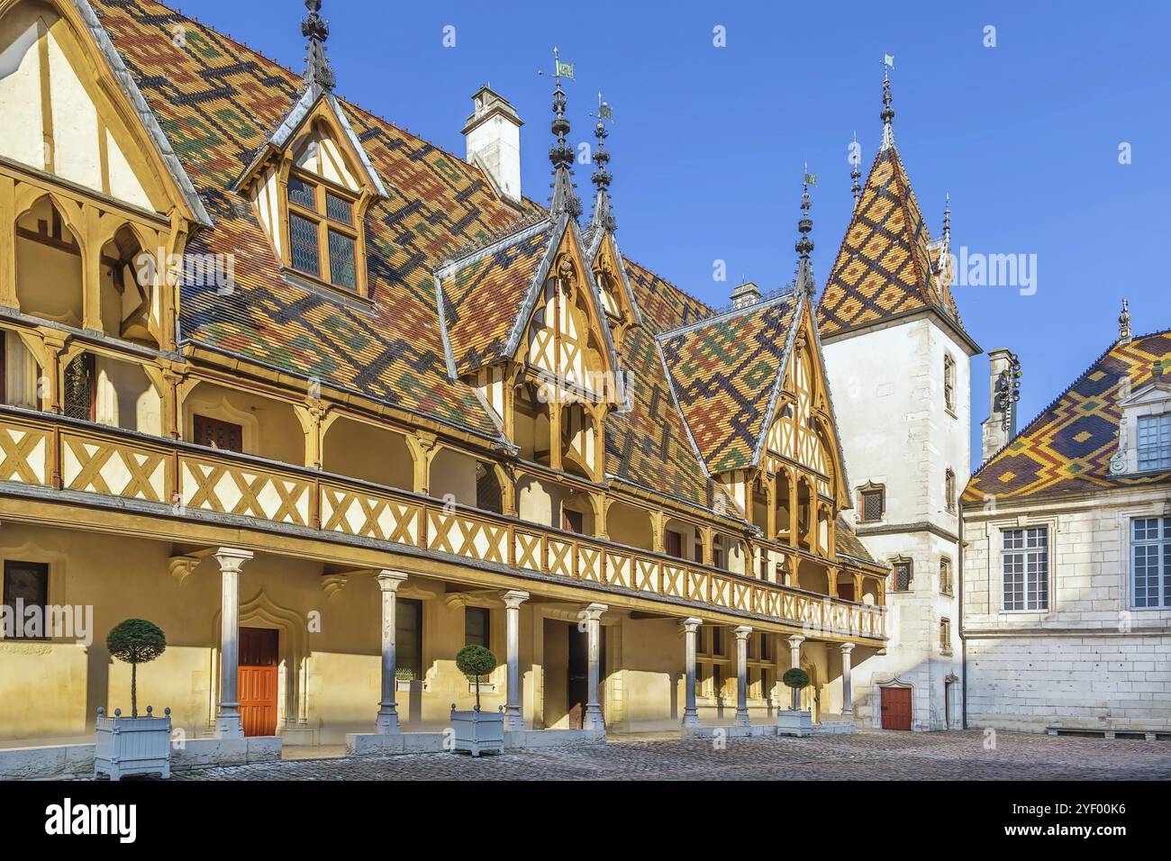 L'Hospices de Beaune o Hotel-Dieu de Beaune è un ex almshouse di beneficenza situato a Beaune, in Francia. Cortile, facciata interna con tetto policromo Foto Stock L'Hospices de Beaune o Hotel-Dieu de Beaune è un ex almshouse di beneficenza situato a Beaune, in Francia. Cortile, facciata interna con tetto policromo Foto Stock