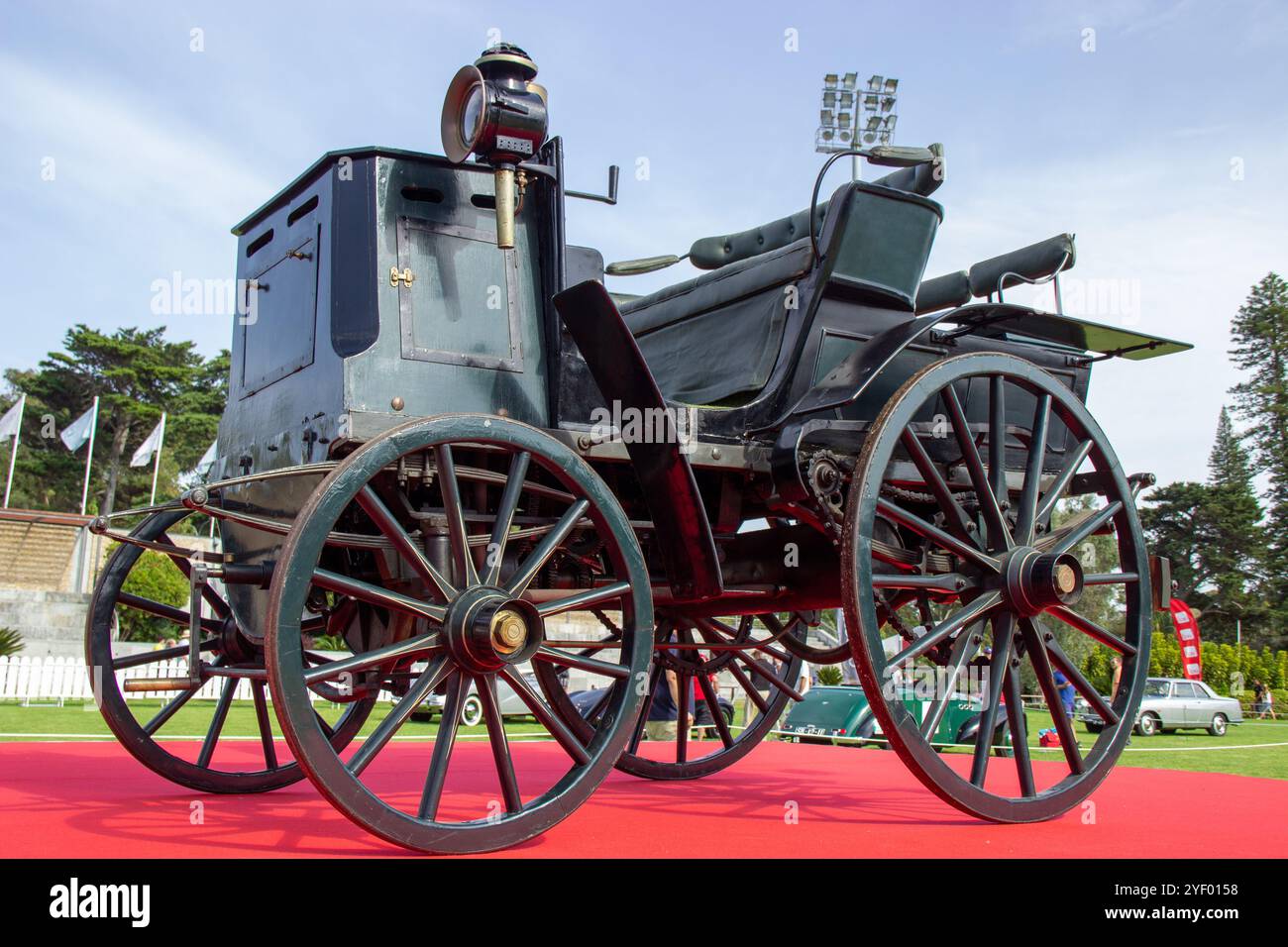 Benz victoria, una prima carrozza per motori, esposta su un tappeto rosso, rappresenta una pietra miliare nella storia dell'automobile Foto Stock