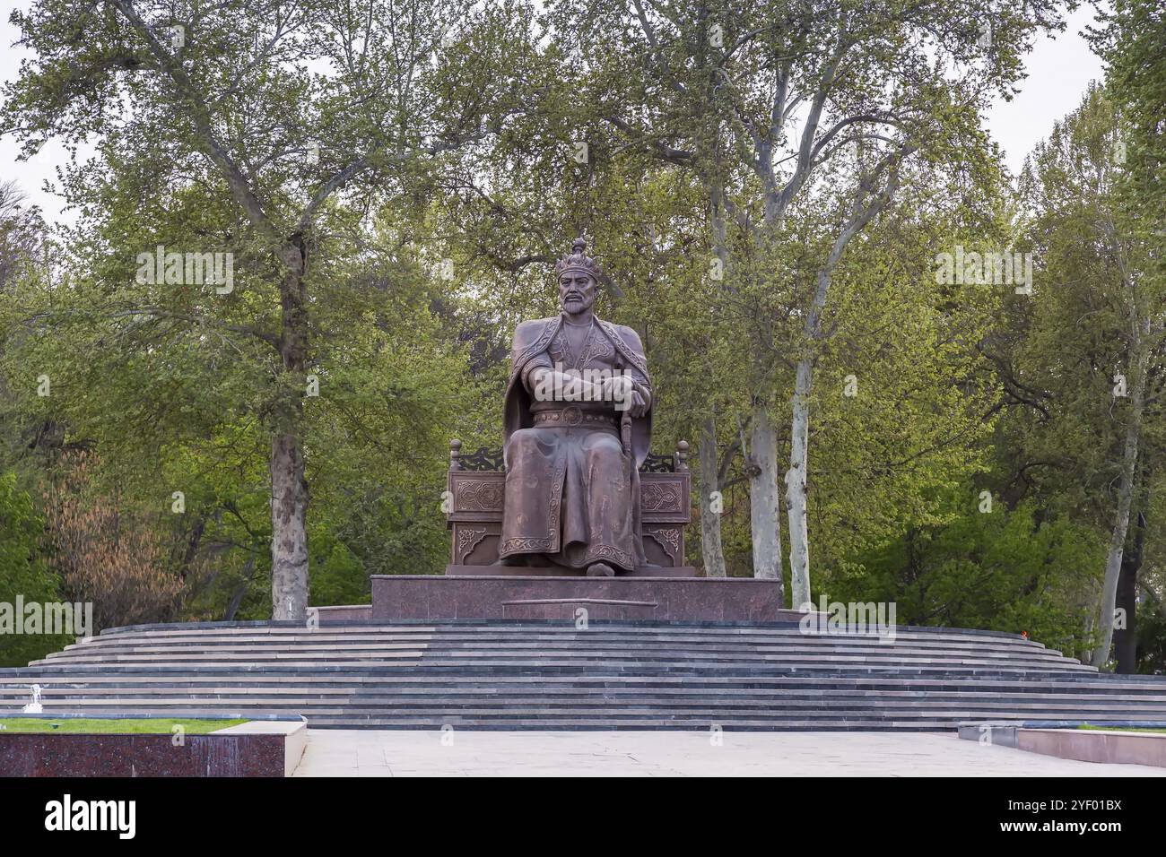 Monumento ad Amir Temur nel centro di Samarcanda, Uzbekistan, Asia Foto Stock