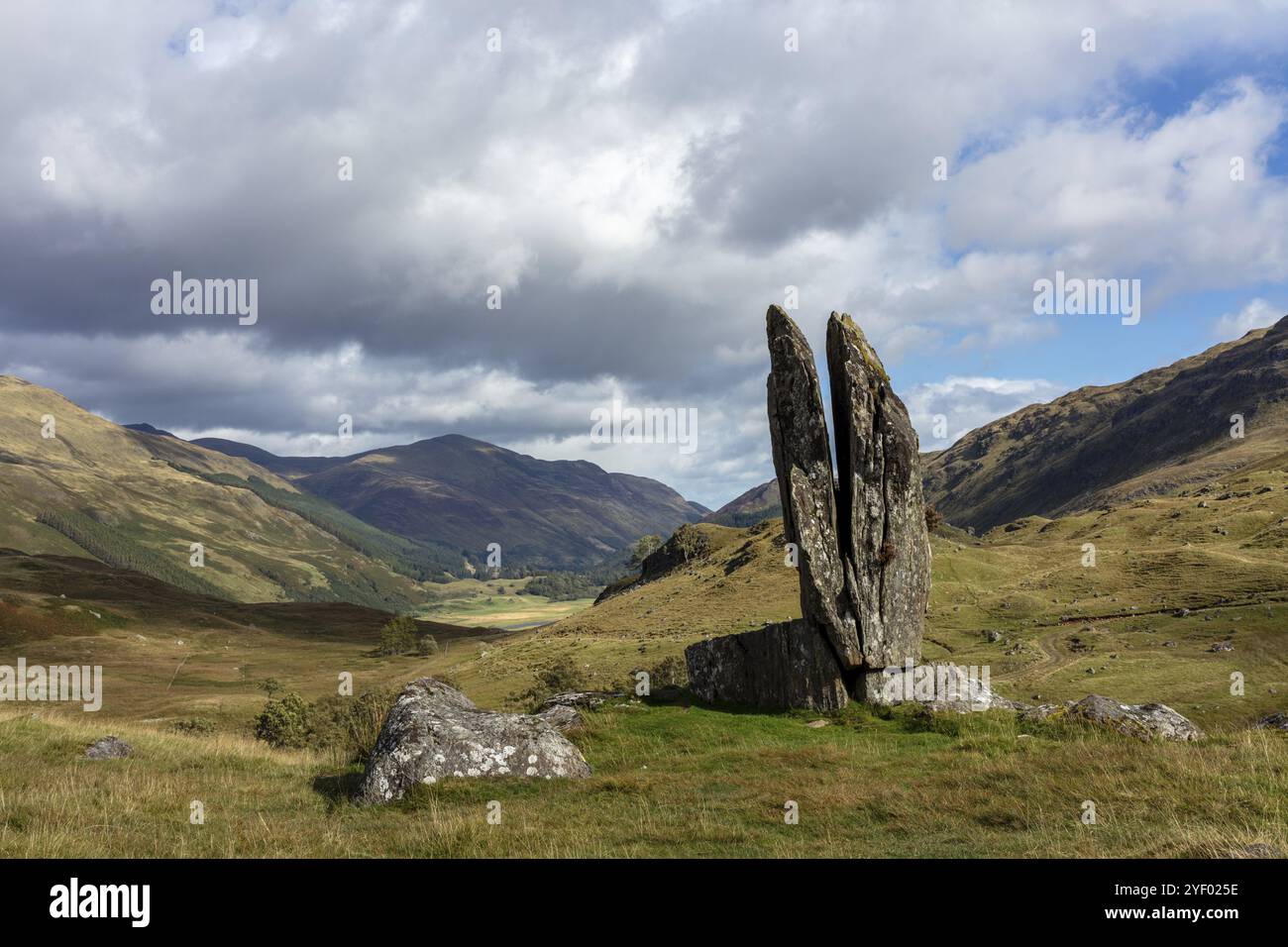 Fionn's Rock, anche pregando le mani di Mary, secondo la leggenda divisa da Celt Fingal, anche Fionn mac Cumhaill, formazione rocciosa, Aberfeldy, Highlands, SCO Foto Stock