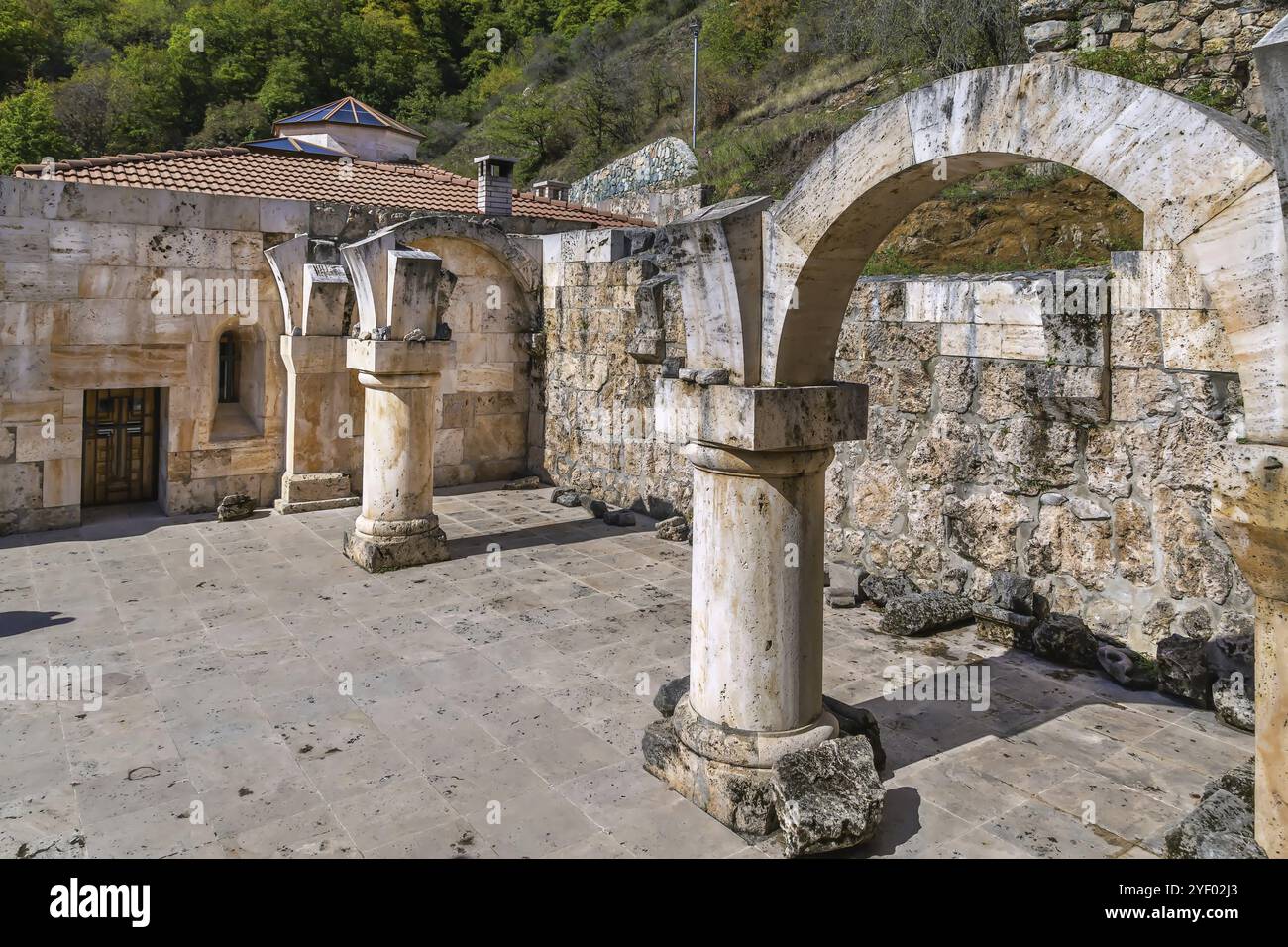 Haghartsin è un monastero del 13th secolo situato vicino alla città di Dilijan in Armenia. Cortile della chiesa di Santa Astvatsatsin Foto Stock