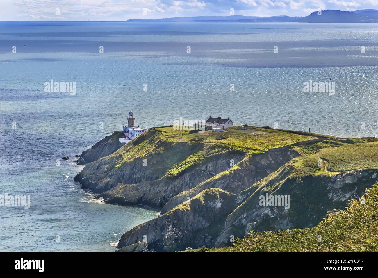 Il faro di Baily è un faro situato nella parte sud-orientale di Howth Head nella contea di Dublino, Irlanda, Europa Foto Stock