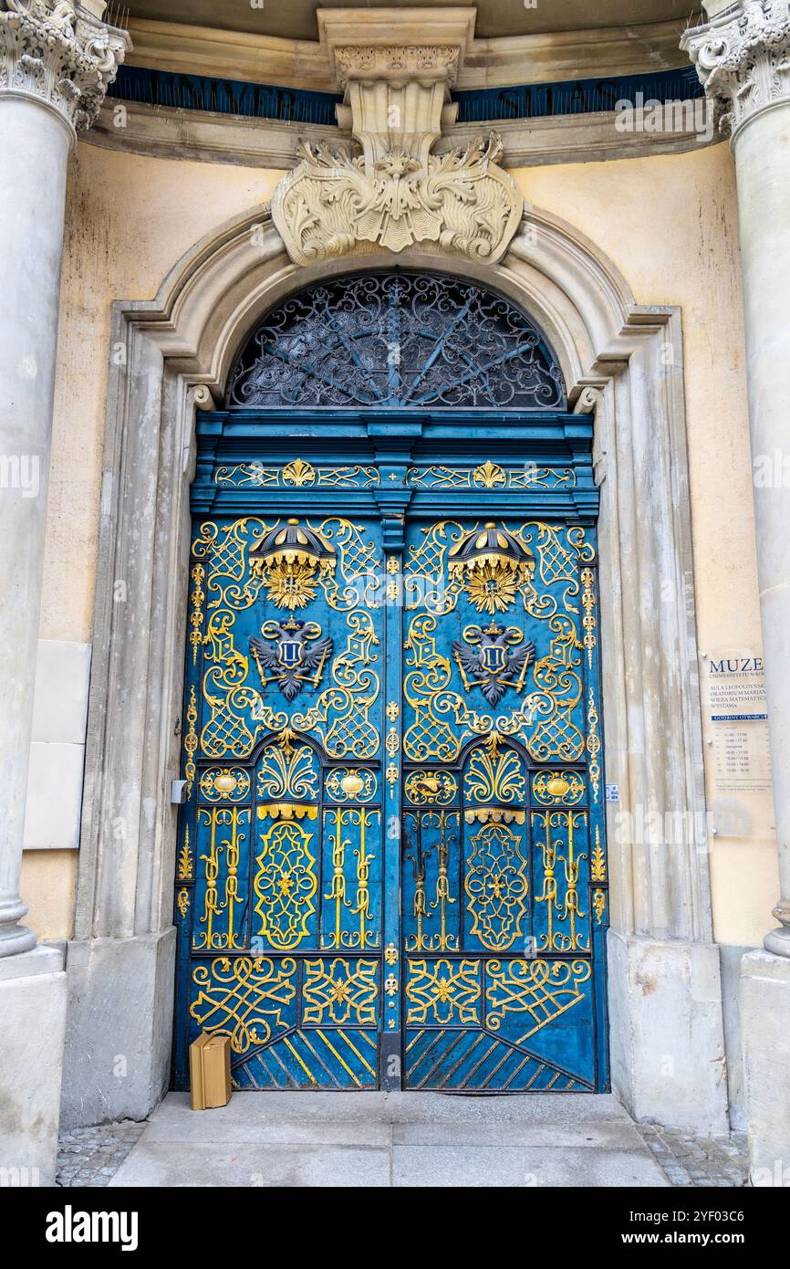 Porta dorata blu ornata, ingresso al Museo dell'Università di Wrocław, Breslavia, Polonia Foto Stock