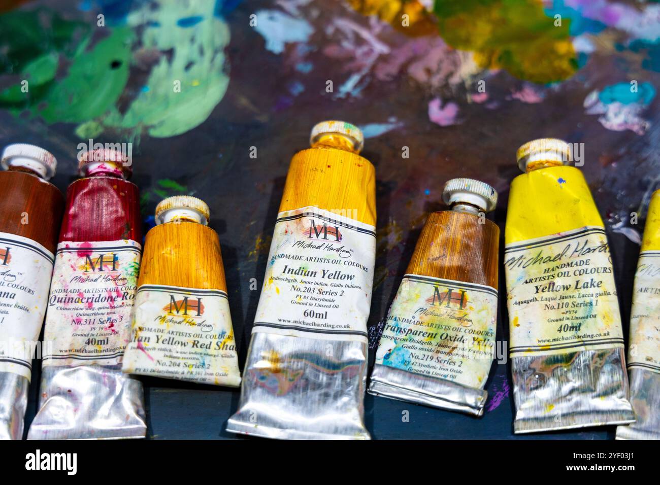 Tubi di vernice a olio usati nello studio di un artista Foto Stock